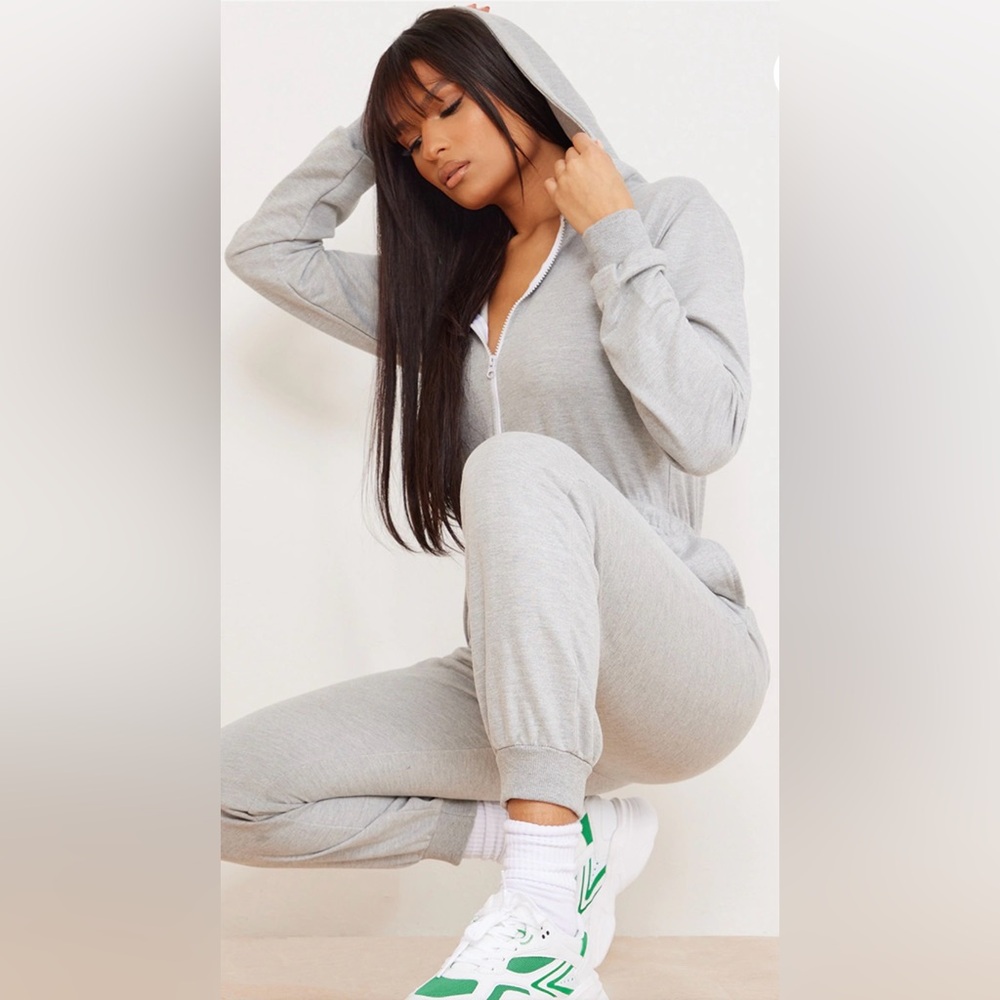 PrettyLittleThing - GREY LONG SLEEVE HOODED SWEAT JUMPSUIT